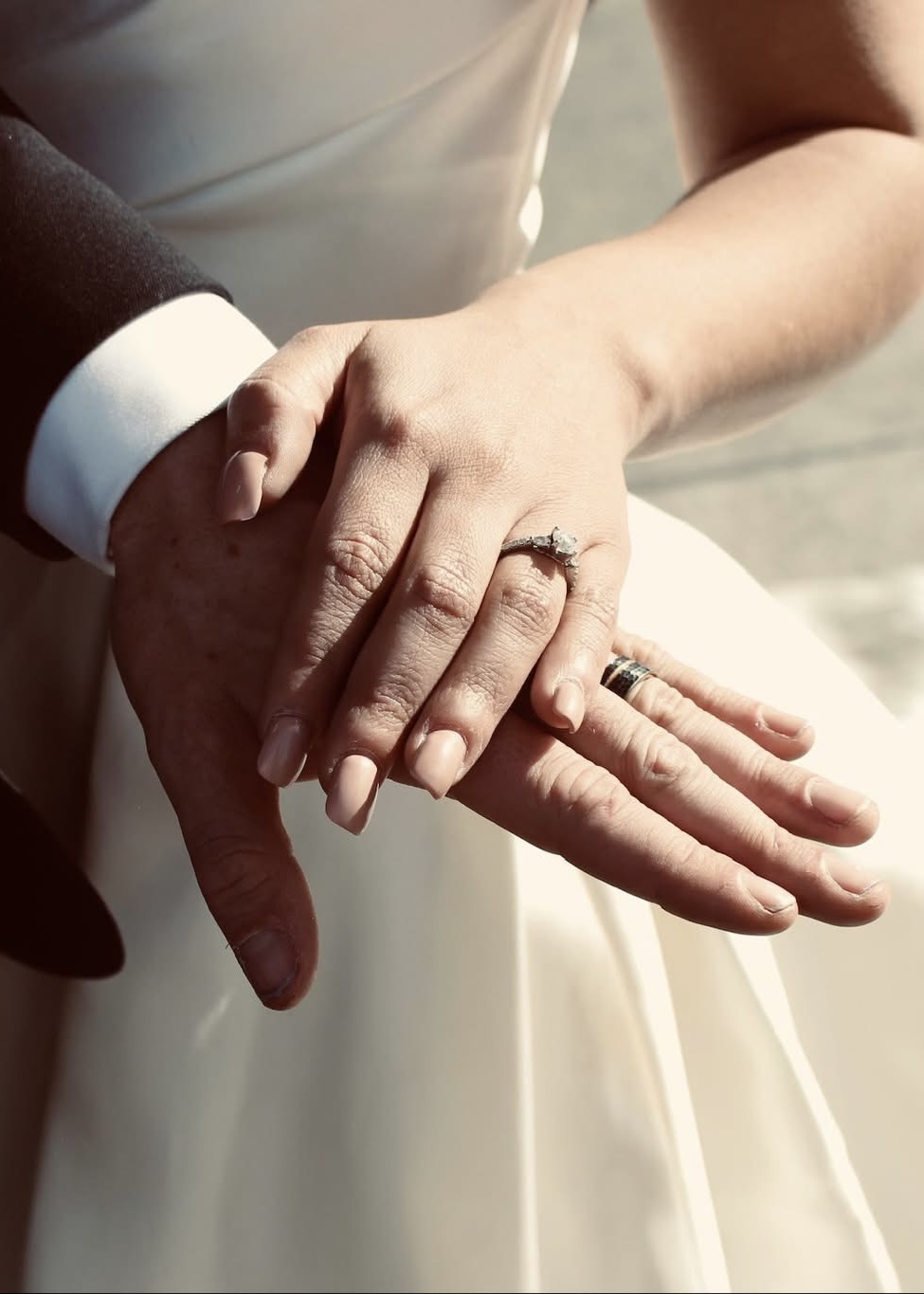 Picture of engagment ring on womans hand.